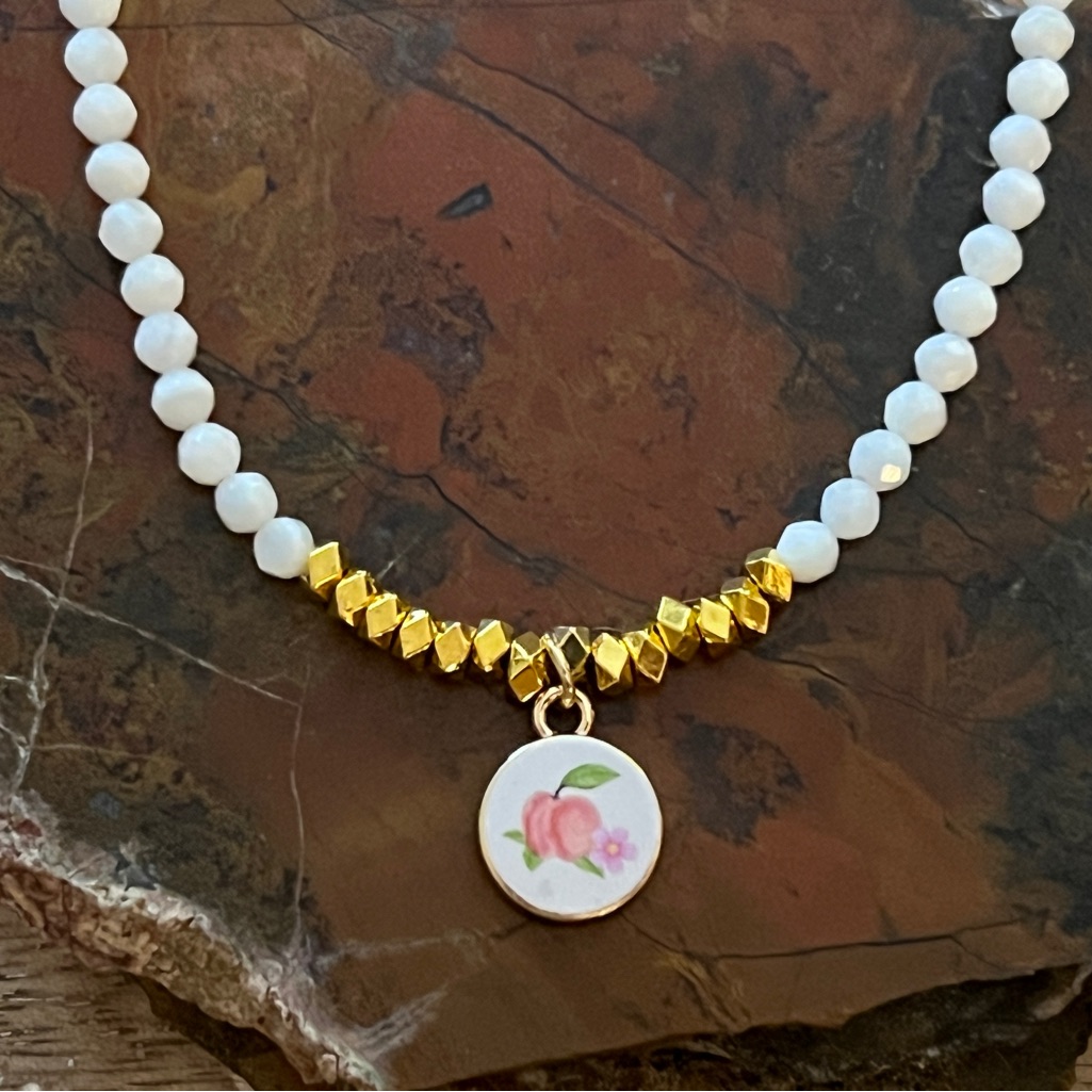 New Adorable Faceted Mother Of Pearl Beaded Necklace With Enamel Peach Charm 22$